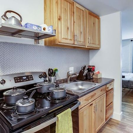 Studio W/ King Bed Near Dwtn Рочестер Экстерьер фото
