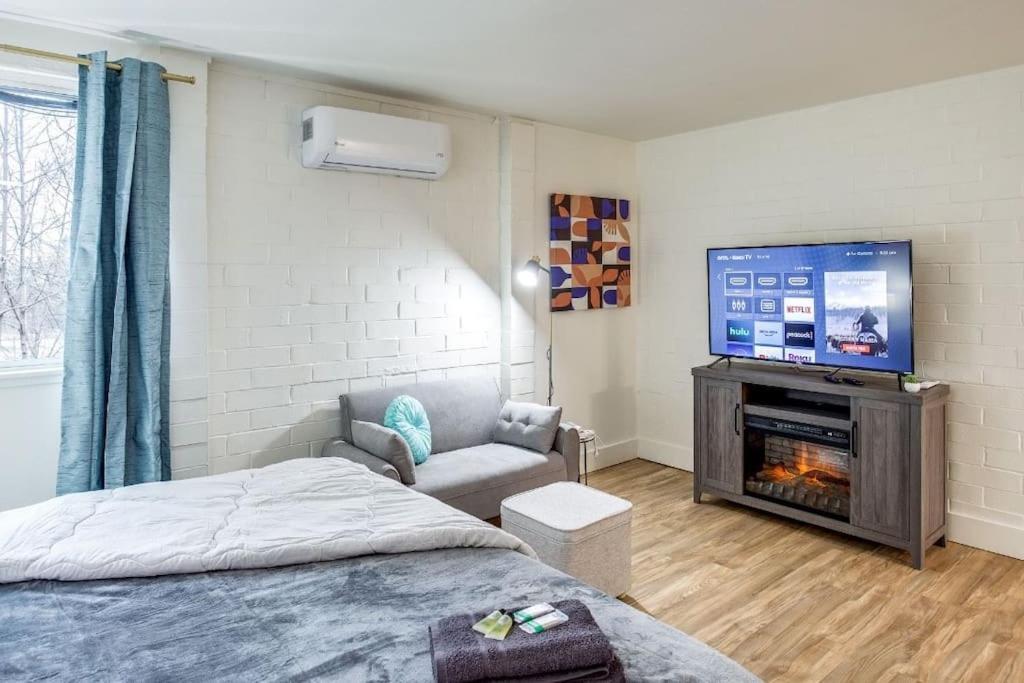 Studio W/ King Bed Near Dwtn Рочестер Экстерьер фото