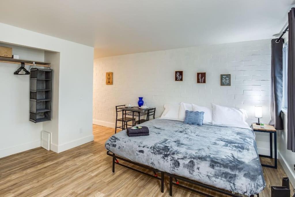 Studio W/ King Bed Near Dwtn Рочестер Экстерьер фото